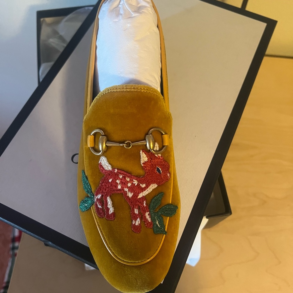 GUCCI Authentic Never Worn! Yellow Velvet Loafers with Embroidered Deer